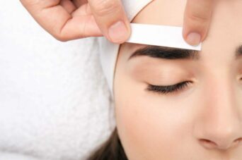 EYEBROW-WAXING-PROCEDURES-INVOLVED-IN-IT-AND-ITS-PROS-AND-CONS-scaled